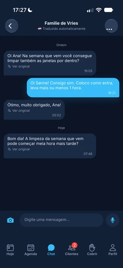 Screenshot of the Sprivo app, in Brazilian Portuguese: a chat with a Dutch client whose messages are translated automatically.